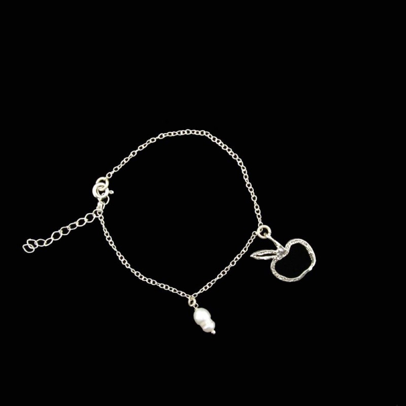 Silver bracelet with apple and pearl