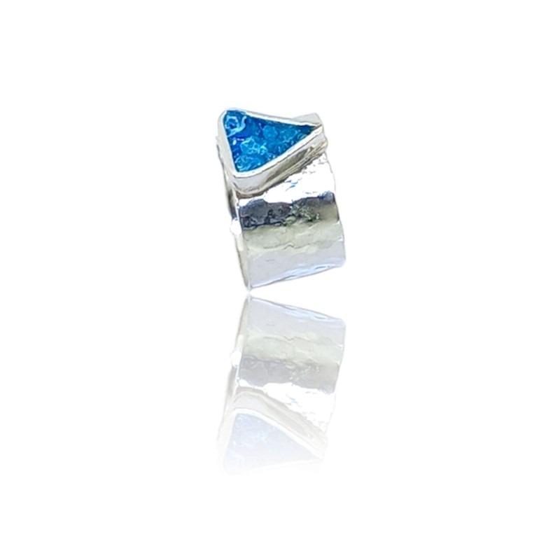 Ασημένιο σφυρήλατο δαχτυλίδι one size με περίτεχνη γάμπα και τρίγωνη θήκη με σπασμένες πέτρες